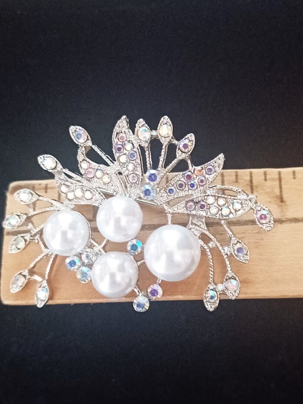 Beautiful Faux Pearl & Rhinestone Brooch - Picture 4 of 4